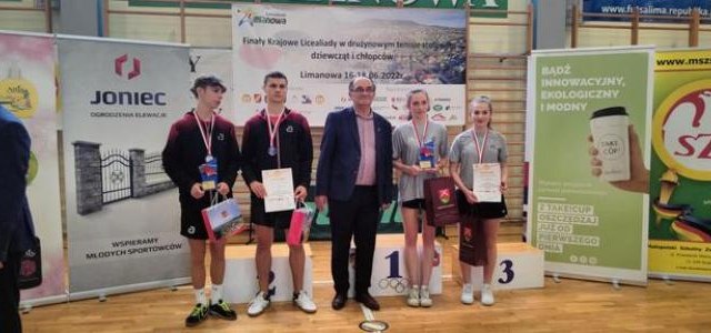 Dużym sukcesem limanowskich tenisistów zakończyły się krajowe finały licealiady w drużynowym tenisie stołowym dziewcząt i chłopców.
