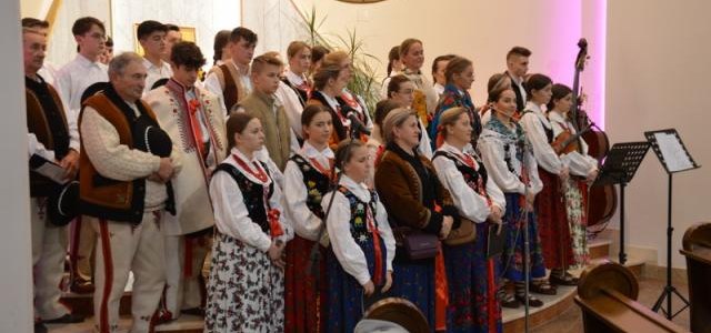 Zespół Słopniczanie powstał w październiku 1978 roku z inicjatywy Pani Marii Kaim przy współpracy Marii Król i Mariana Wójtowicza.