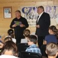Wiesław Drabik w Bibliotece w Męcinie