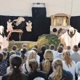 Gościnny występ aktorów teatru „Łątka”  w Szkole Podstawowej nr 1 w Lubomierzu