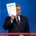 Komorowski wymachiwał kartką podczas debaty. Bloger przejrzał dokument. To manipulacja!