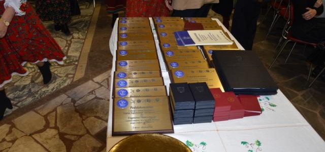 Jubileusz 5 lecia Zespołu Regionalnego Starowiejski Hyr był okazją by uhonorować odznaczeniami wybitnych twórców kultury Lachów Limanowskich