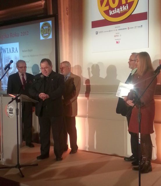 Na zdjęciu wiceprezes Jolanta Sosnowska oraz Adam Bujak odbierają nagrodę z rąk prezesa Stowarzyszenia Wydawców Katolickich ks. Romana Szpakowskiego oraz redaktora naczelnego Magazynu Literackiego "Książki" Piotra Dobrołęckiego.