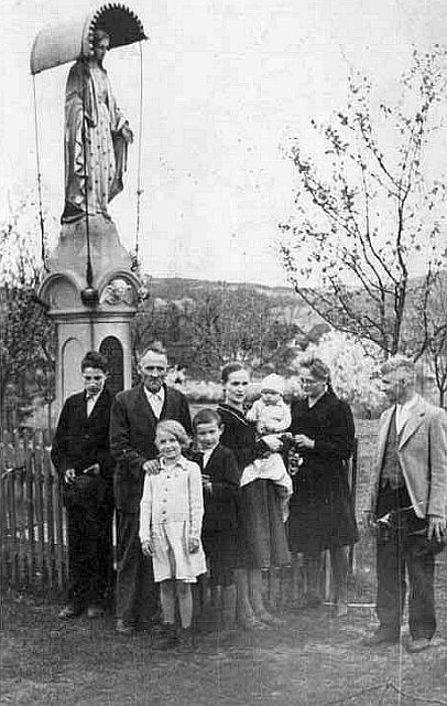 Rok 1937. Przed figurą Matki Bożej Niepokalanej na Pachówce. Od lewej 2) Wincenty Rosiek, 3) Jadwiga Augustyn 4) Tadeusz Augustyn 5) Maria Augustyn córka Wincentego Rośka żona Stanisława Augustyna trzyma na rękach 6) Genowefę Augustyn 7) Celina Rosiek 8) Stanisław Augustyn.